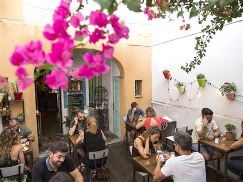 tomar algo barcelona|15 patios preciosos para comer y beber en Barcelona